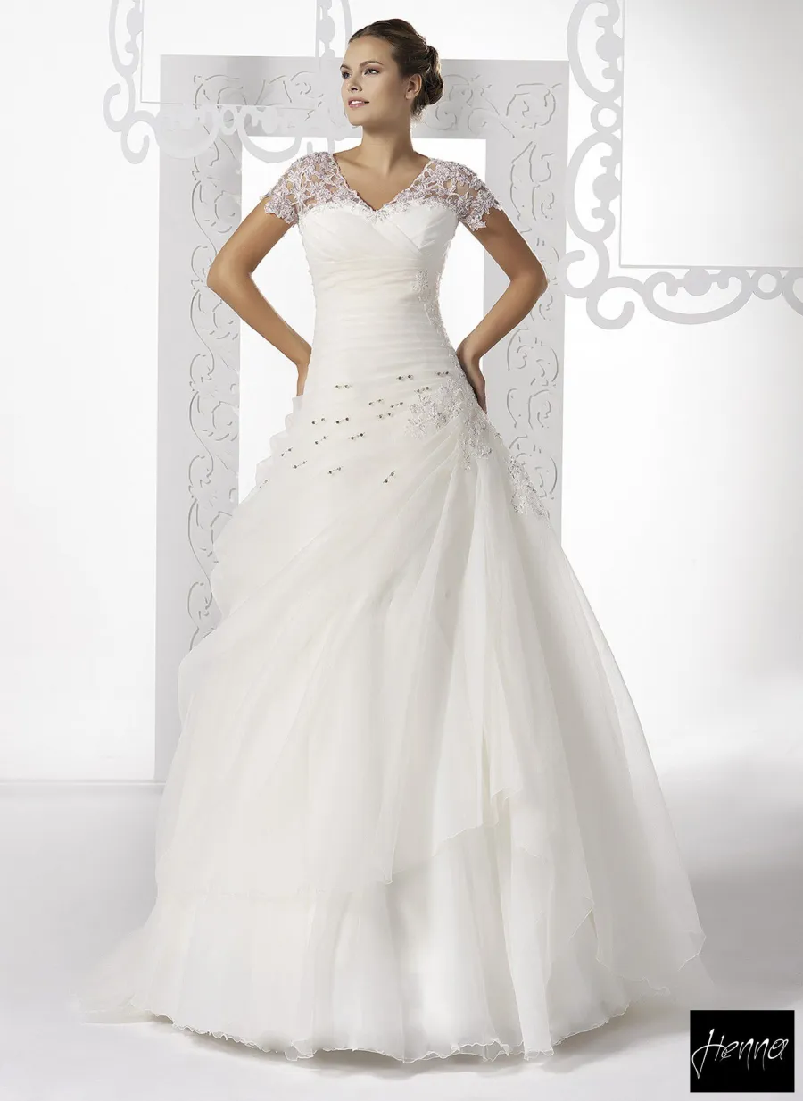 Colecția Henna Wedding Dresses — ținuta 2