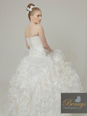Colecția Benays Bridal Wedding Dresses — ținuta 1
