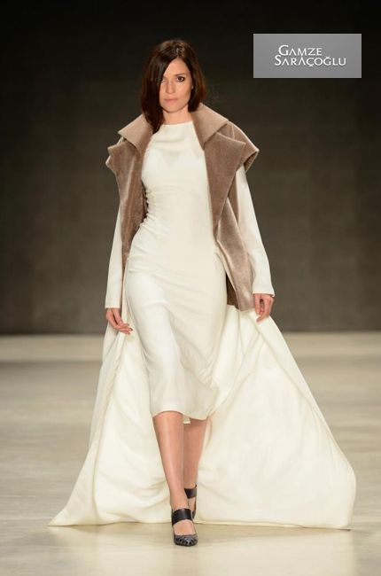 مجموعة GAMZE SARACOGLU | Gamze Fashion Fall/Winter — إطلالة 3